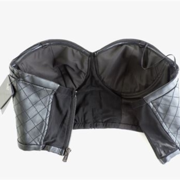 Leather-Look Bustier (XS) & Mid-Rise Shorts (0) se - Picture 4 of 9